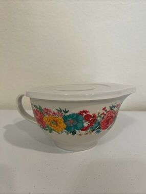 Pioneer Woman Melamine  4 Cup Mixing Bowl With Lid & Matching Measuring Cups.